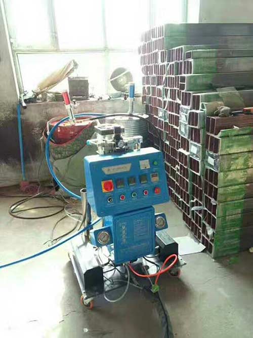 天津三相四線/380v聚氨酯發(fā)泡機(jī)設(shè)備廠商(圖2) 高壓聚氨酯發(fā)泡機(jī)施工案例