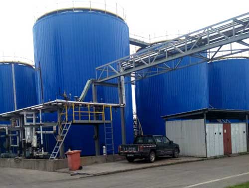 唐山聚脲噴涂機(jī) 液硫儲(chǔ)罐防腐噴涂施工可以嗎?(圖1) 儲(chǔ)罐防腐聚脲噴涂施工現(xiàn)場(chǎng)